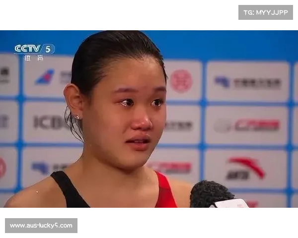 发布会现场张家齐微笑鞠躬，致谢教练与粉丝支持